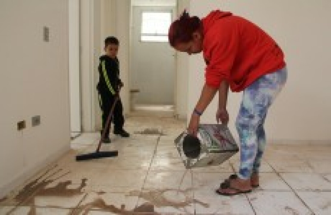 Mulheres iniciam limpeza e mudança