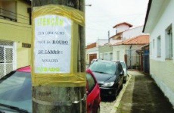 Moradores espalham placas para indicar ponto de assaltos