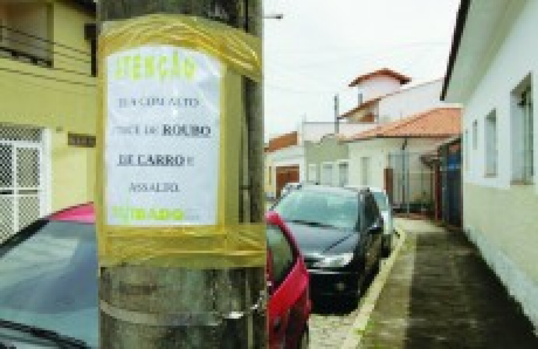 Moradores espalham placas para indicar ponto de assaltos