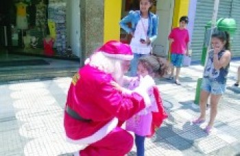 Com Papai Noel no centro, comércio espera vender mais
