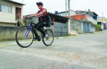 Moradores resolvem instalar três lombadas na Vila Helena