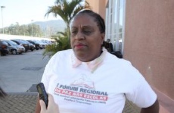 Aluna suspeita de agredir professora muda de escola