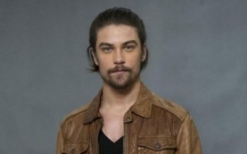 Raphael Sander comemora papel