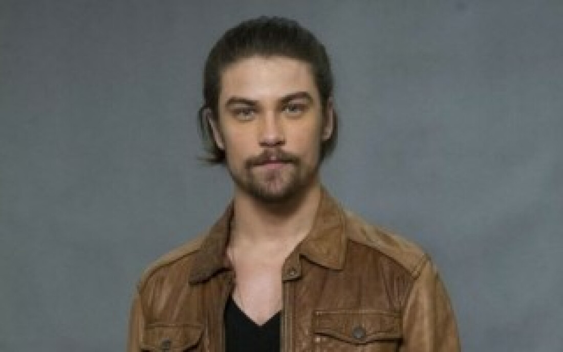 Raphael Sander comemora papel