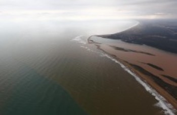 Lama de barragem chega ao mar no Espírito Santo
