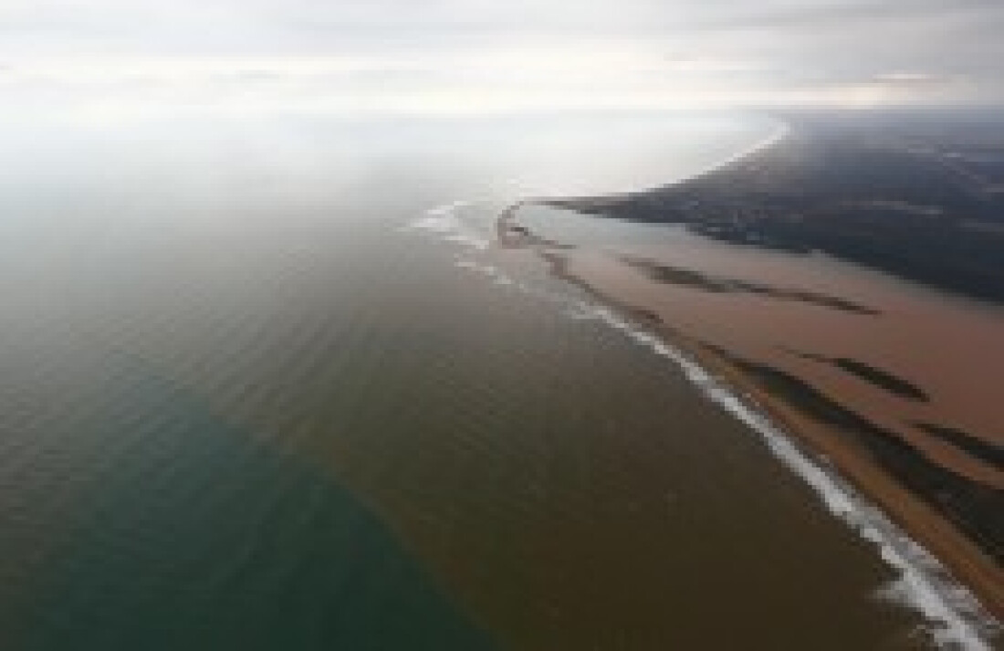 Lama de barragem chega ao mar no Espírito Santo