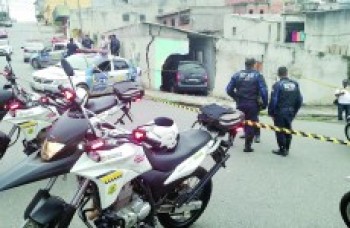 Suspeito foge da GCM de carro e atinge casa