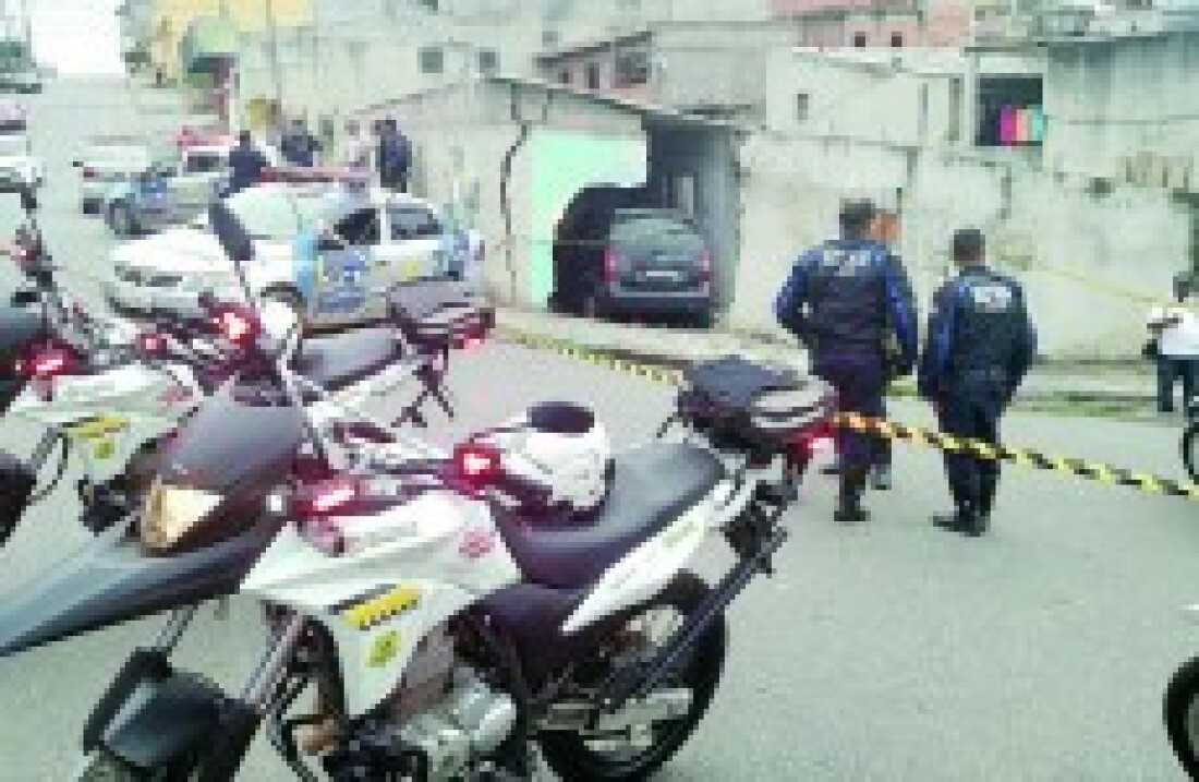 Suspeito foge da GCM de carro e atinge casa