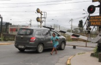 Cancela bate em carro no distrito de Jundiapeba: