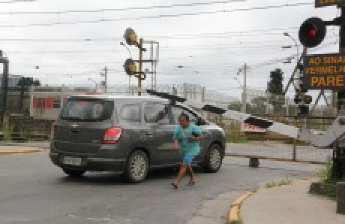 Cancela bate em carro no distrito de Jundiapeba: