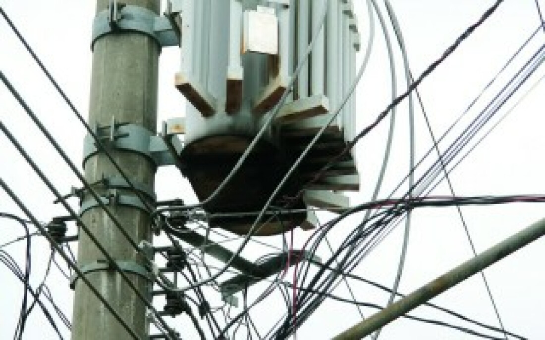 Transformador queima e deixa população sete horas sem luz