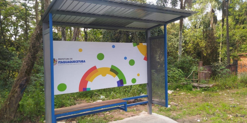 Cidade ganha 42 abrigos em pontos de parada de ônibus