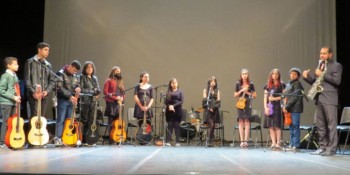 Alunos do Pra ver a Banda Passar se apresentam