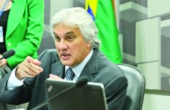 Maioria do Senado opta em manter Delcídio na prisão