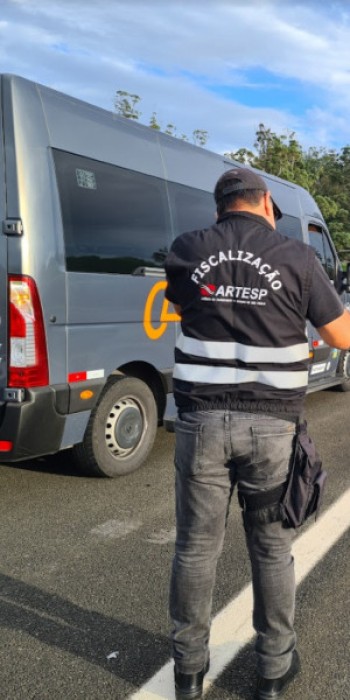 Artesp fiscaliza 31 veículos de transporte de passageiros