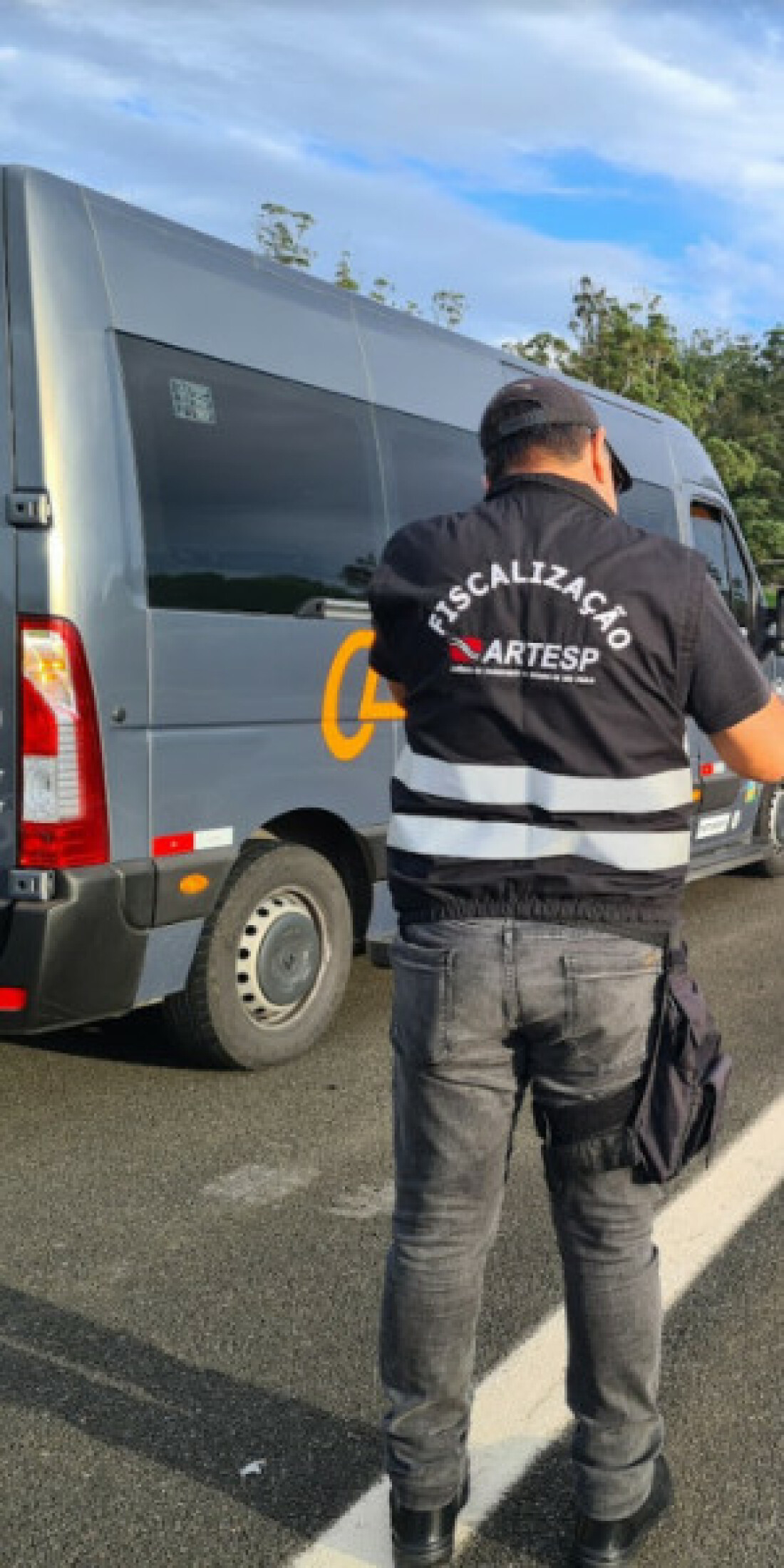 Artesp fiscaliza 31 veículos de transporte de passageiros
