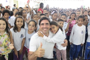 Giovane entrega medalhas às crianças