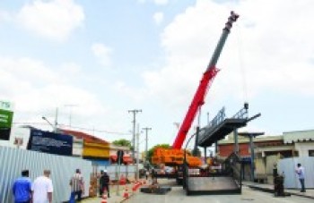 Passarela é retirada e permite o avanço nas obras de túnel