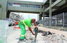 Calçada começa a ser construída ao lado de mini-terminal de ônibus em Ferraz de Vasconcelos