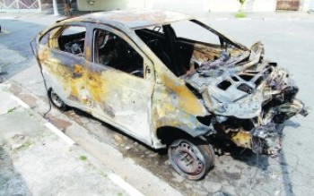 Carro invade casa e duas pessoas morrem