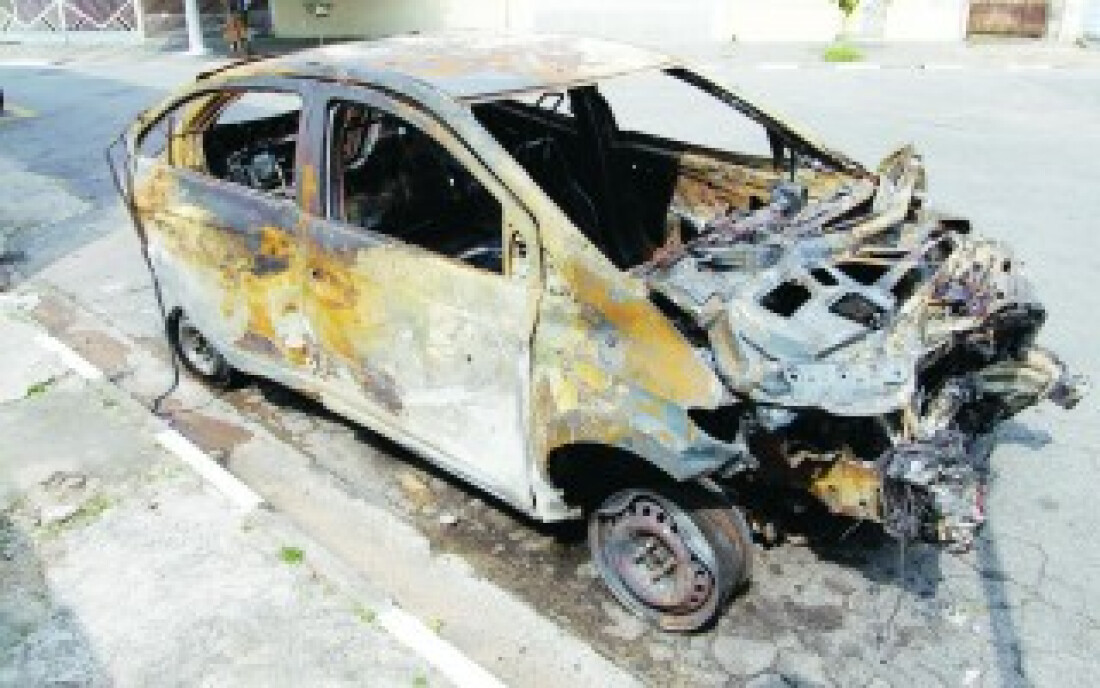 Carro invade casa e duas pessoas morrem