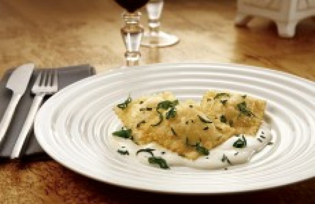 Ravióli frito ao molho de queijo e ervas