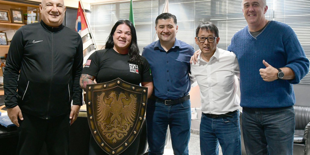 Prefeito recebe visita de bicampeã mundial de levantamento de peso