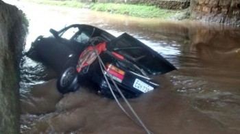 Veículo cai na Marginal do Una: