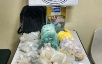 PM detém mulher com drogas em Jundiapeba: