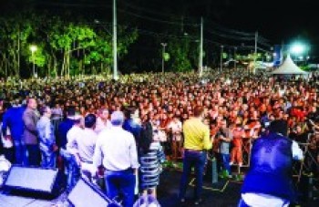 Multidão acompanha cerimônia de abertura das luzes de Natal em Guararema