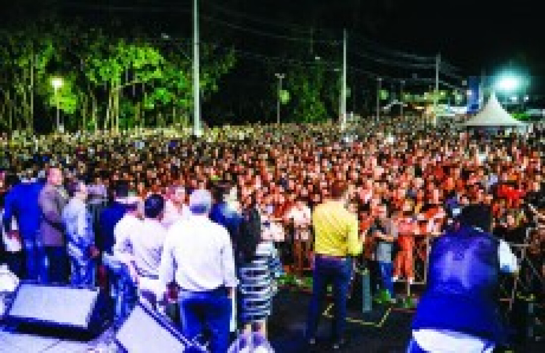 Multidão acompanha cerimônia de abertura das luzes de Natal em Guararema