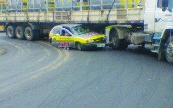 Caminhão e carro colidem perto de viaduto em Suzano: