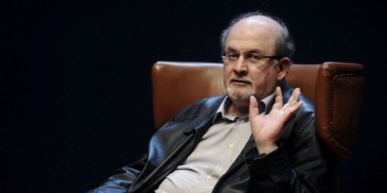 Salman Rushdie está ligado a respirador e incapaz de falar