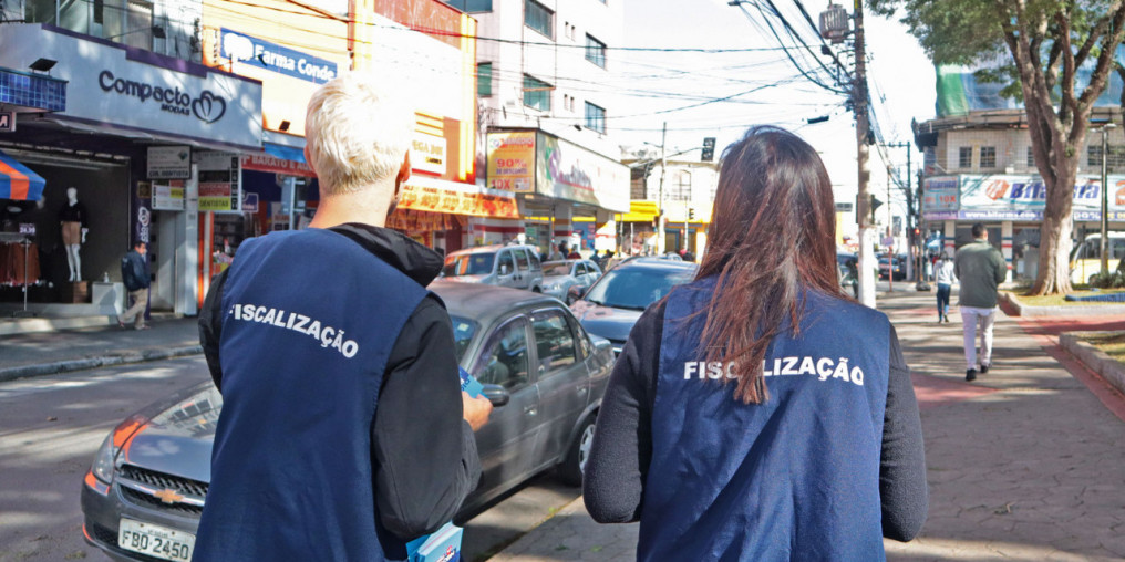 Procon faz orientação no comércio local