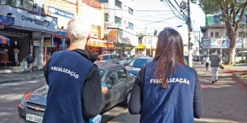 Procon faz orientação no comércio local