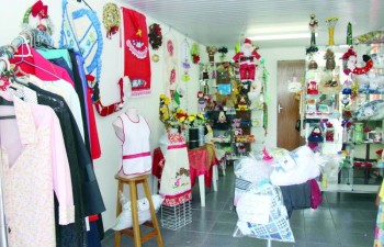 Bazar Solidário oferece produtos natalinos por preços baixos: