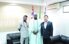 Tokuzumi recebe rei nigeriano