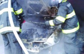 Homem ateia fogo em carro na garagem de casa: