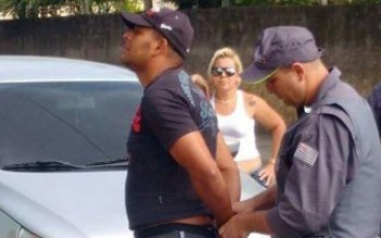 Vídeo mostra homem cortando cabeça de ave