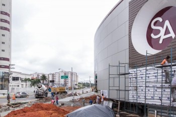 Pista é alargada por supermercado