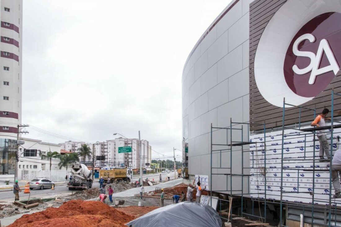 Pista é alargada por supermercado