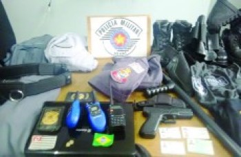 Homem é detido com armas e fardas da PM