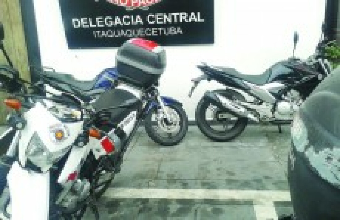 Dupla é abordada em Itaquá com motos roubadas: