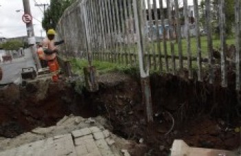 Trecho de rua é interditado por causa de obra: