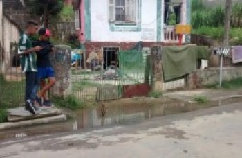 Moradores fazem queixas sobre bueiros entupidos