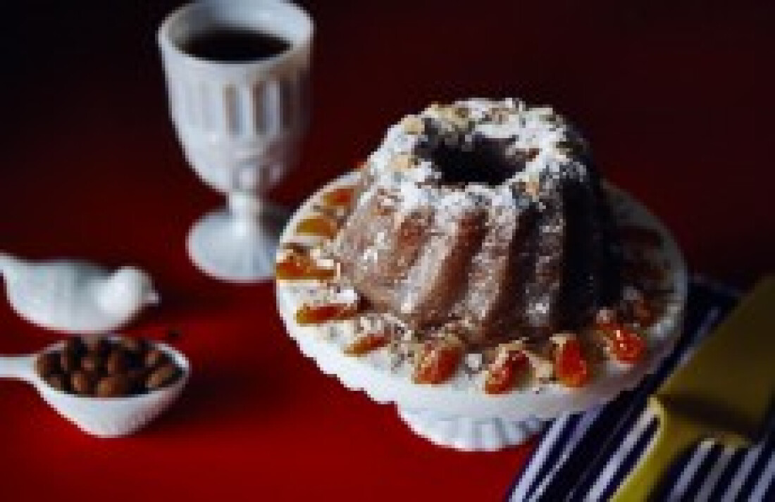 Bolo de tapioca com damasco, amêndoas laminadas e cobertura de limão siciliano