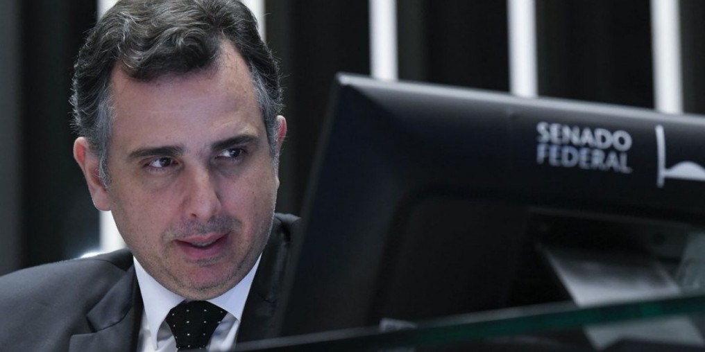 Presidente do Senado reabre trabalhos defendendo TSE e urnas