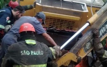 Caminhão afunda na lama e bombeiros retiram vítima das ferragens: