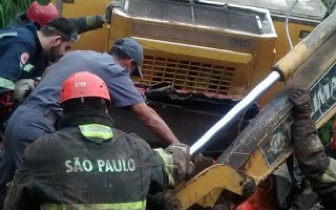 Caminhão afunda na lama e bombeiros retiram vítima das ferragens: