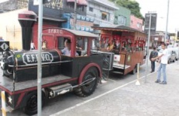 'Trenzinho' faz passeio pelo centro de Suzano